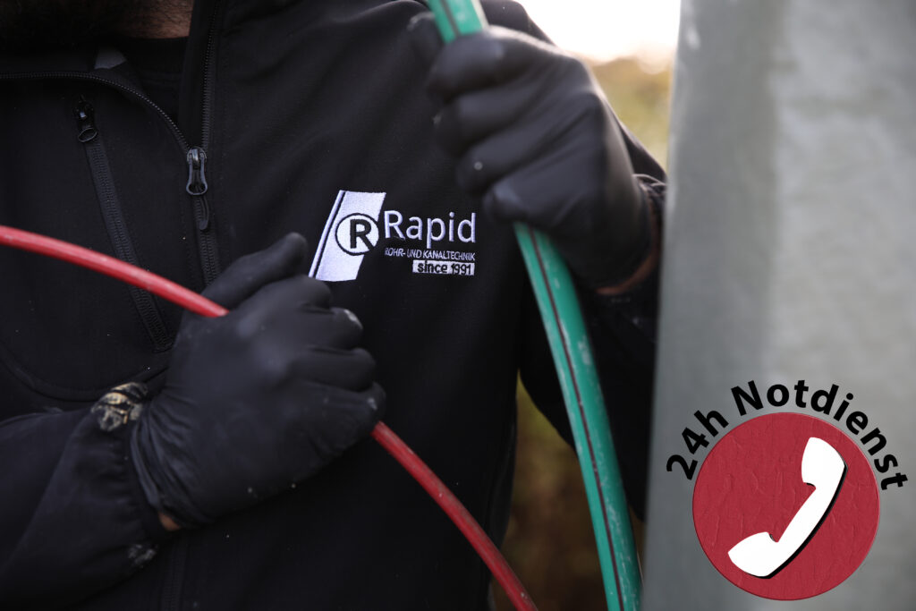 Mitarbeiter des 24-Stunden-Notdienstes von Rapid Rohr- und Kanaltechnik bei einem Noteinsatz zur Beseitigung einer Rohrverstopfung.